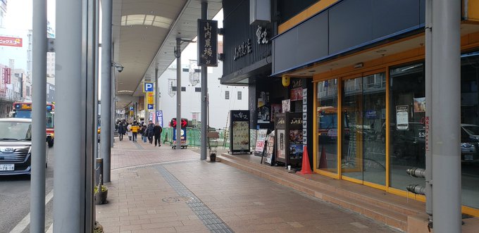 例の通りに行ってきたけど流石にアニメから5年経っただけあってミスドは閉店、奥の建物は解体されて駐車場になってたというかも 例の通りに行ってきたけど流石にアニメから5年経っただけあってミスドは閉店、奥の建物は解体されて駐車場になってたというかも