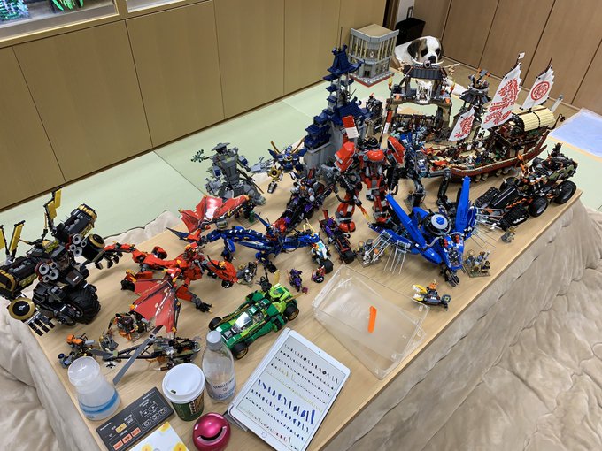 レゴ部屋の作業テーブル(という名の1畳コタツ)が、もう、どんだけニンジャゴー好きやねん…って状態になっており。いい加減、 レゴ部屋の作業テーブル(という名の1畳コタツ)が、もう、どんだけニンジャゴー好きやねん…って状態になっており。いい加減、