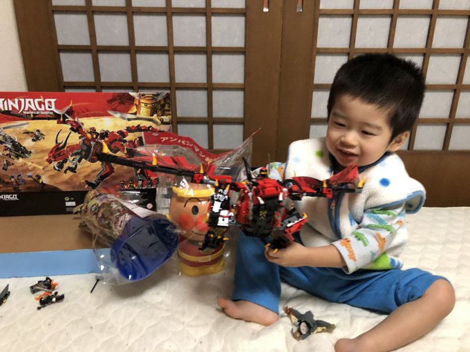 早めにサンタさんが来てくれました🎁休日ならそのまま遊べるからね♪大本命の #レゴニンジャゴー は、対象年齢9〜14歳(笑 早めにサンタさんが来てくれました🎁休日ならそのまま遊べるからね♪大本命の #レゴニンジャゴー は、対象年齢9〜14歳(笑