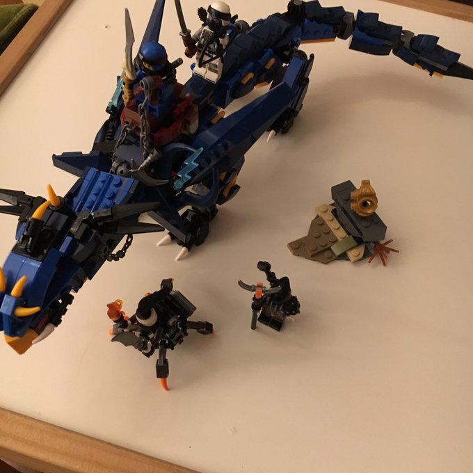 長男がサンタさんにお願いしたプレゼントはLEGOニンジャゴーの青いドラゴン。対象年齢8歳以上だけど数時間かけて誰の手も借 長男がサンタさんにお願いしたプレゼントはLEGOニンジャゴーの青いドラゴン。対象年齢8歳以上だけど数時間かけて誰の手も借