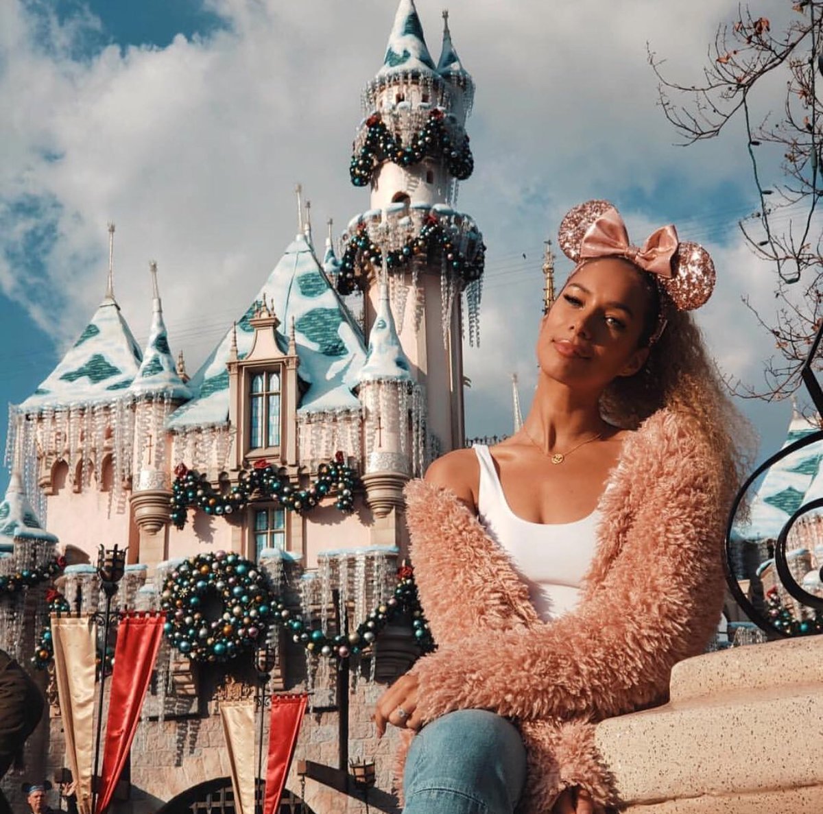 Feeling like a princess today @disneyland ????✨  Thank you for the most lovely time #Disneyland #HolidaysBeginHere https://t.co/wMtnkAoTQO