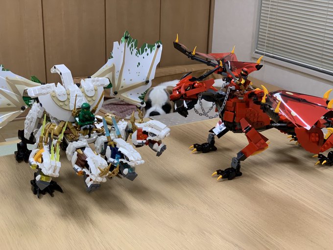 なんやかんやで、今回のドラゴンも割と気に入ったので、しばらくバラさずに飾っておきます。まー、なんつーか、ニンジャゴーのド なんやかんやで、今回のドラゴンも割と気に入ったので、しばらくバラさずに飾っておきます。まー、なんつーか、ニンジャゴーのド