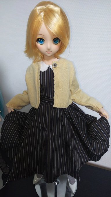 おすましな感じで挨拶してくれるリンちゃんは可愛いそして問題のミクさんパーカーのポケットに手を入れてるのが似合うカメラを持 おすましな感じで挨拶してくれるリンちゃんは可愛いそして問題のミクさんパーカーのポケットに手を入れてるのが似合うカメラを持