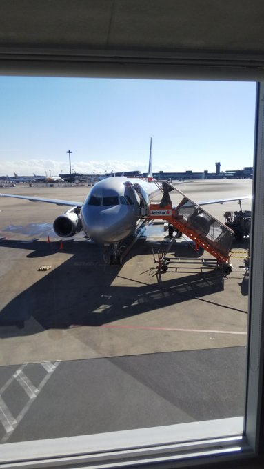 無事成田空港に着いて、検査も通ったので、あとは、出発まで待つのみ。12時にでるので、軽い昼食。卵ハムサンドと水。そして、 無事成田空港に着いて、検査も通ったので、あとは、出発まで待つのみ。12時にでるので、軽い昼食。卵ハムサンドと水。そして、