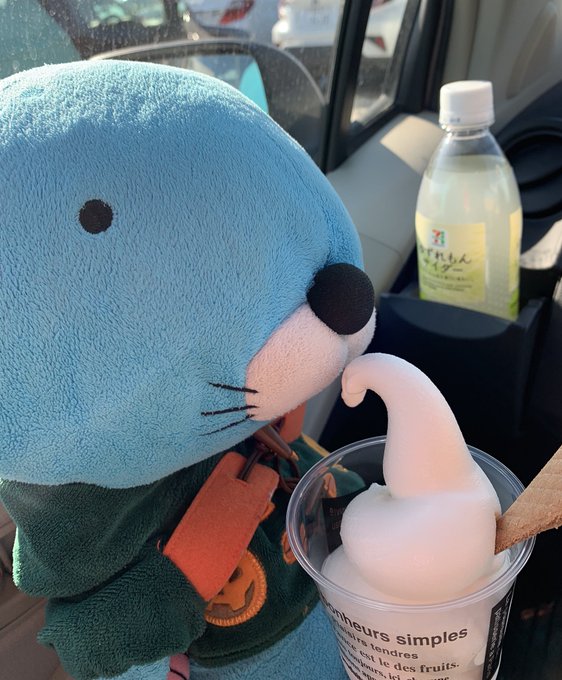 遠出の時はいつもPAに寄ってソフトクリームを食べます🍦#ぼのぼの#ぬい撮り#PA#ソフトクリーム 遠出の時はいつもPAに寄ってソフトクリームを食べます🍦#ぼのぼの#ぬい撮り#PA#ソフトクリーム