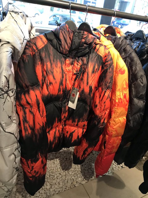 ジェジュンのダウンは 一昨年 ドリフェスの時に買ったものかと思われる (写真は色違い?)まー そんな情報 どうでもいいか ジェジュンのダウンは 一昨年 ドリフェスの時に買ったものかと思われる (写真は色違い?)まー そんな情報 どうでもいいか