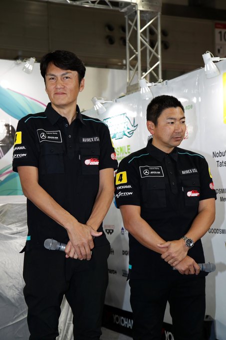 東京オートサロンではチームウェアのポロシャツが完成しましたのでマシンデザイン発表時に着てもらいました。個人スポンサーコー 東京オートサロンではチームウェアのポロシャツが完成しましたのでマシンデザイン発表時に着てもらいました。個人スポンサーコー