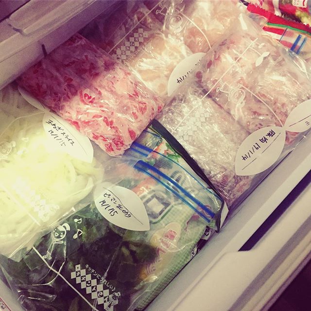 忙しくなってきたので、ここ数日はひたすら食材をカット&冷凍してました。バラバラで使いたい野菜などは、冷凍して30分〜1時 忙しくなってきたので、ここ数日はひたすら食材をカット&冷凍してました。バラバラで使いたい野菜などは、冷凍して30分〜1時