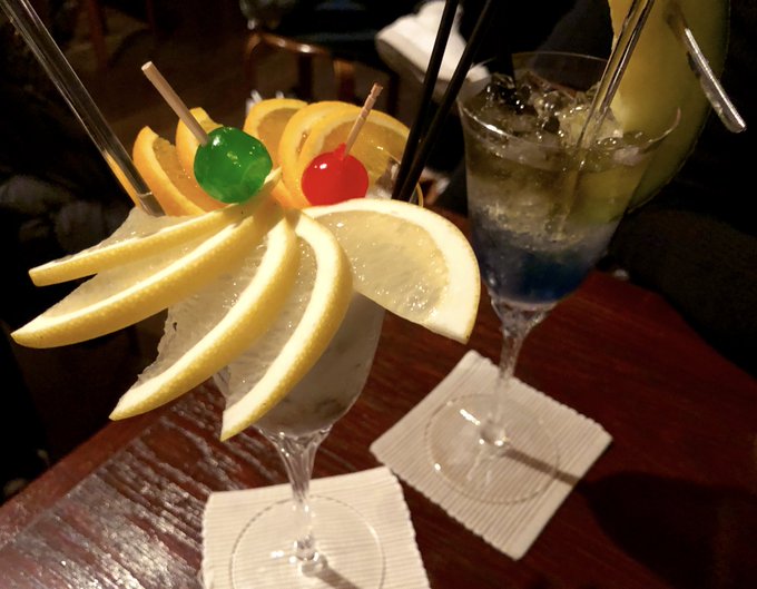 〆は「おおかみこども」でした。チェリーはわかるけど、スライスのフルーツ何だろ〜〜→花....?で大興奮。 尊いチョコバナ 〆は「おおかみこども」でした。チェリーはわかるけど、スライスのフルーツ何だろ〜〜→花....?で大興奮。 尊いチョコバナ