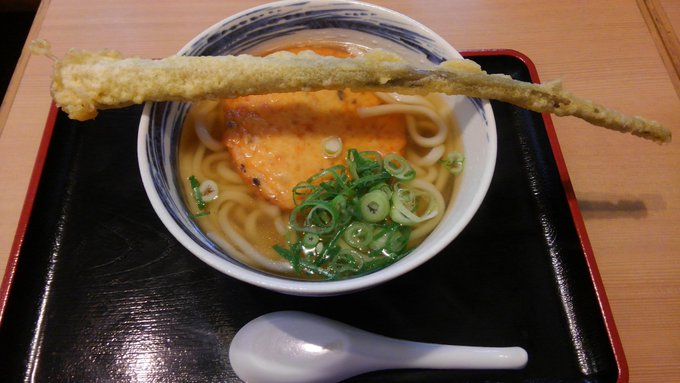 福岡はうどん発祥の地。ラーメンの国というより、うどんの国なのです。今日の朝ごはんは、1本まるごとのごぼう天と丸天が乗った 福岡はうどん発祥の地。ラーメンの国というより、うどんの国なのです。今日の朝ごはんは、1本まるごとのごぼう天と丸天が乗った