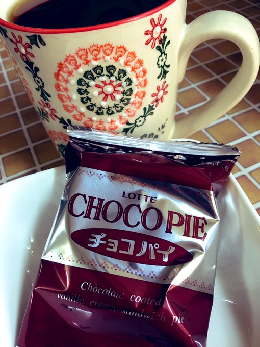 録画していた「舟を編む」を観ながらおやつ🍪🍭🍘#ロッテのチョコパイ とホットコーヒー☕️1 録画していた「舟を編む」を観ながらおやつ🍪🍭🍘#ロッテのチョコパイ とホットコーヒー☕️1