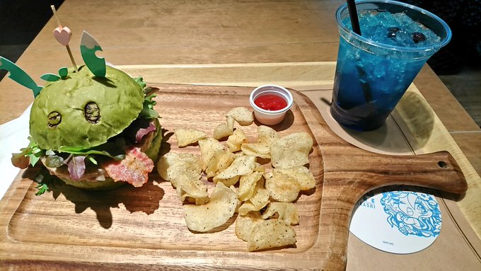 ラミエルのラズベリージュースとアンゴルモアのベーコンチーズバーガーアンゴルモアリアル過ぎてちょっとグロい() ラミエルのラズベリージュースとアンゴルモアのベーコンチーズバーガーアンゴルモアリアル過ぎてちょっとグロい()