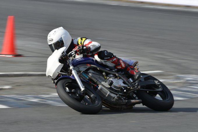 今日初めて本庄サーキットを走ったと言うこの方。マジでカッコ良かったし速かった。#SRX#YAMAHA#本庄サーキット 今日初めて本庄サーキットを走ったと言うこの方。マジでカッコ良かったし速かった。#SRX#YAMAHA#本庄サーキット