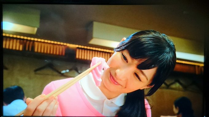 #ワカコ酒 Season4 第1夜マグロ解体ショー新鮮ほやほやの刺身の色と#武田梨奈 さんの桃色のカーディガンの色が🍑妙 #ワカコ酒 Season4 第1夜マグロ解体ショー新鮮ほやほやの刺身の色と#武田梨奈 さんの桃色のカーディガンの色が🍑妙
