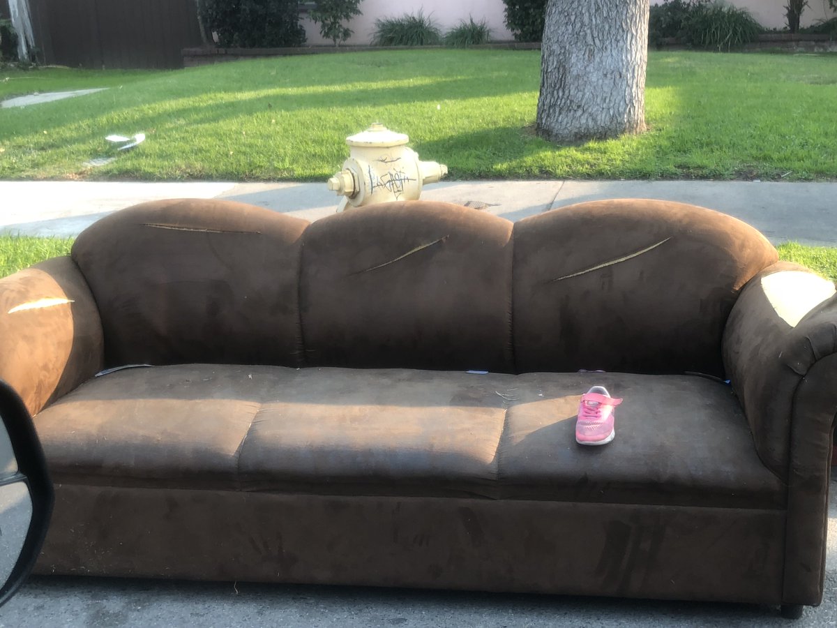 A little girl lost a shoe and that couch is gonna get towed!!!  Hanx. https://t.co/bP0Y3toFvU