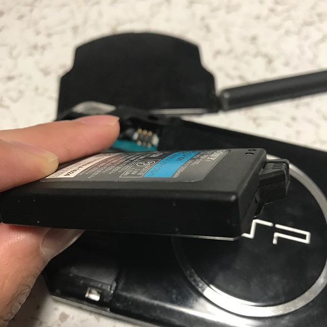 寝る前PSPやりたくて久しぶりに取り出したらバッテリー膨張しちゃってた(٭°̧̧̧ω°̧̧̧٭)凄く凄く悲しい((o(。 寝る前PSPやりたくて久しぶりに取り出したらバッテリー膨張しちゃってた(٭°̧̧̧ω°̧̧̧٭)凄く凄く悲しい((o(。