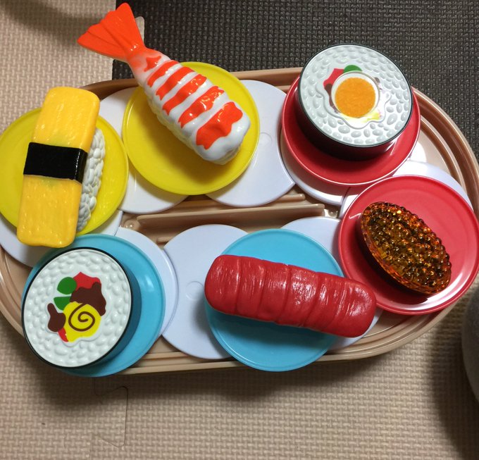 息子がすしすし🍣言うから100均ですしのおもちゃ買ってきてのせました😆💦あと、牛さん🐄のフリーザバッグがSML再入荷して 息子がすしすし🍣言うから100均ですしのおもちゃ買ってきてのせました😆💦あと、牛さん🐄のフリーザバッグがSML再入荷して