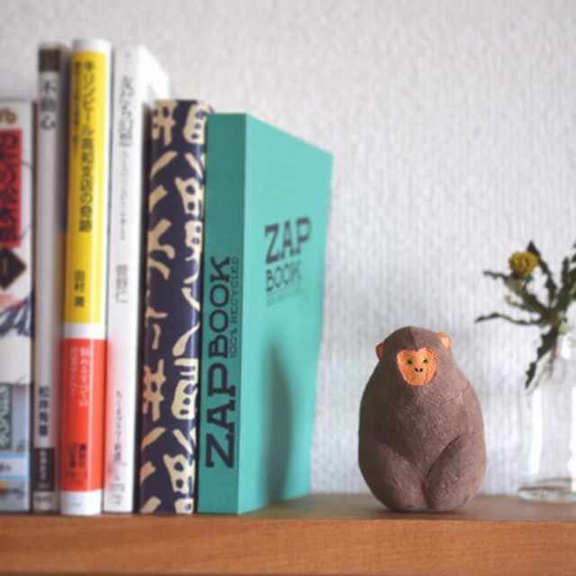 猿ができました。本棚に置いた感じで写真撮ろうとおもったんだけど、うち、ろくな本無かった…。落ち着いた色味の主張しない本が 猿ができました。本棚に置いた感じで写真撮ろうとおもったんだけど、うち、ろくな本無かった…。落ち着いた色味の主張しない本が