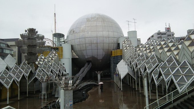 藤沢市湘南台文化センター、現地に着いてみたら雨が降っていた。すごく前衛的な施設でおもしろい。しかし「planetaria 藤沢市湘南台文化センター、現地に着いてみたら雨が降っていた。すごく前衛的な施設でおもしろい。しかし「planetaria