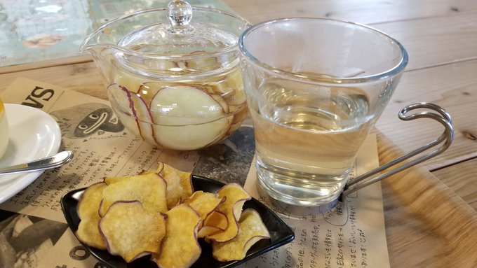 福箱に入ってたチップスじゃなくて…砂糖一切使ってない焼きチップスの方をお湯で割るだけの芋ティーなんだけど!!!これが不 福箱に入ってたチップスじゃなくて…砂糖一切使ってない焼きチップスの方をお湯で割るだけの芋ティーなんだけど!!!これが不