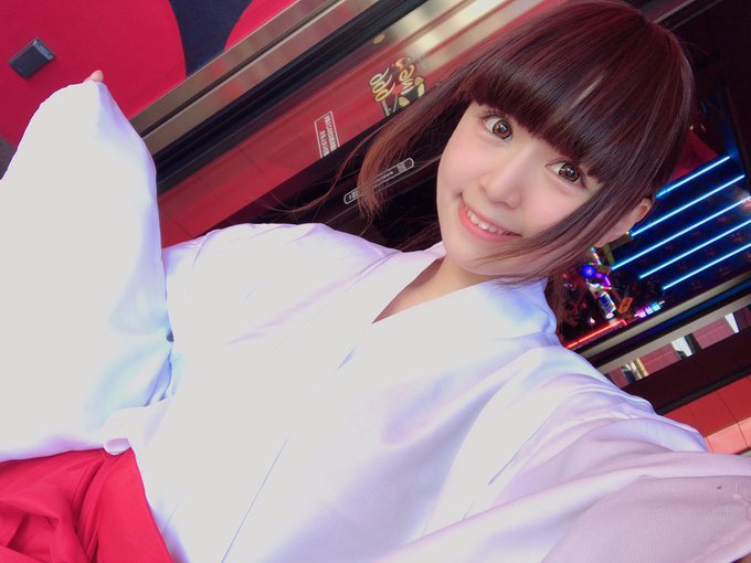今日は、#キング666東海 店様にきています❤️巫女コスプレじゃこですよお(∩´∀`∩)なんと新台の蒼天の拳空いてたので 今日は、#キング666東海 店様にきています❤️巫女コスプレじゃこですよお(∩´∀`∩)なんと新台の蒼天の拳空いてたので