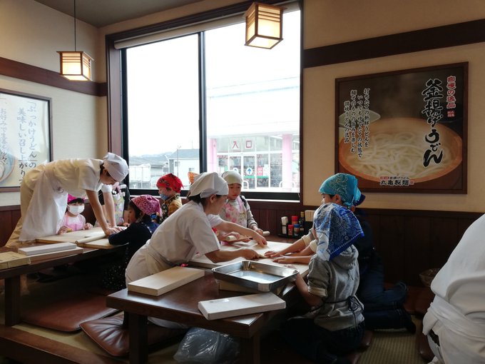 まるごとまるがめ体験教室でうどん打ち体験をして、さらに自宅用キットと釜揚げうどんが半額になるうどんの国パスポートまでもら まるごとまるがめ体験教室でうどん打ち体験をして、さらに自宅用キットと釜揚げうどんが半額になるうどんの国パスポートまでもら