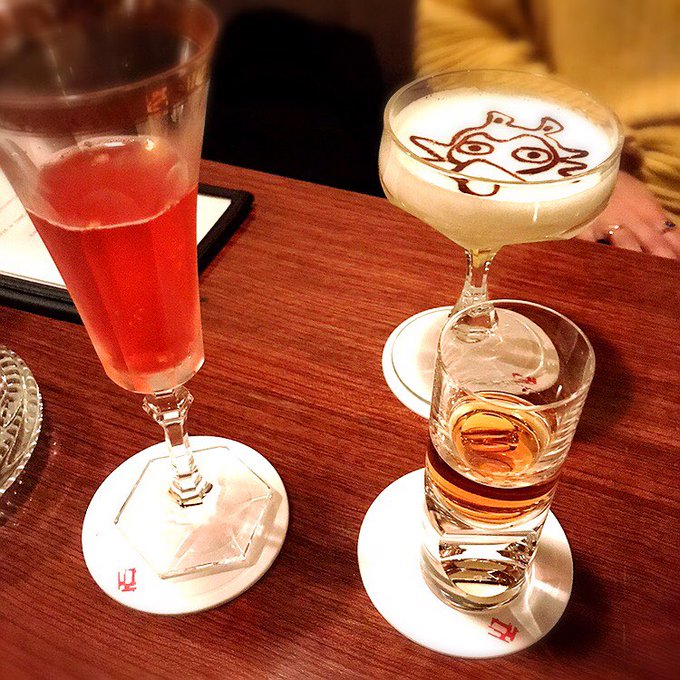 有頂天家族に出てくる『赤硝子』のモデルになったBARに行ってきた!ずっと行きたかった所だから感無量〜😂💓左手前から弁天、 有頂天家族に出てくる『赤硝子』のモデルになったBARに行ってきた!ずっと行きたかった所だから感無量〜😂💓左手前から弁天、