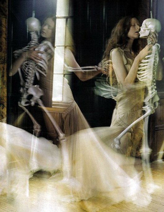フォルダ内の画像をふりかえるシリーズ。Tim Walker の写真。 永劫を嘲ける かん高い朱と金のアルペジオ ―多 フォルダ内の画像をふりかえるシリーズ。Tim Walker の写真。 永劫を嘲ける かん高い朱と金のアルペジオ ―多