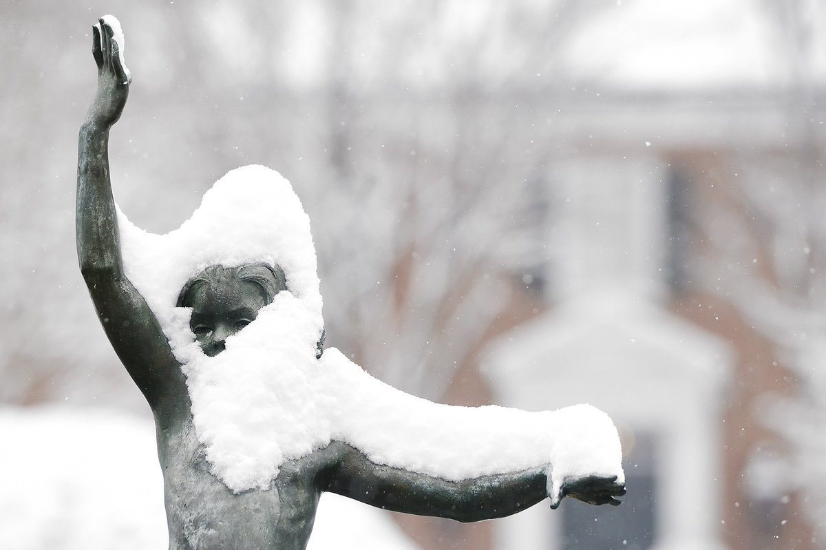 RT @JHHomewoodPhoto: The sculptures on the @JohnsHopkins campus usually give a good representation of the current weather conditions. https…