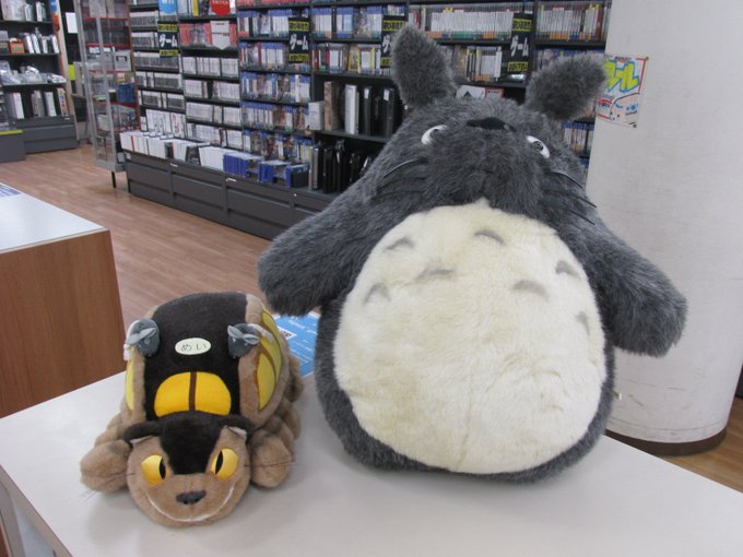 本日 #となりのトトロ の #トトロ と #ネコバス のぬいぐるみ入荷しました!!どちらとも少し古いもので、今手に入れ 本日 #となりのトトロ の #トトロ と #ネコバス のぬいぐるみ入荷しました!!どちらとも少し古いもので、今手に入れ