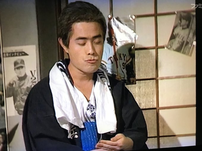 何でも野球のサインで会話する夫婦。「今夜どうだ?」とサインを送る加トちゃんの目が何だか男っぽいし、それに答える長さんが妙 何でも野球のサインで会話する夫婦。「今夜どうだ?」とサインを送る加トちゃんの目が何だか男っぽいし、それに答える長さんが妙