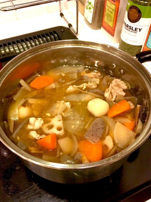 前に撮り溜めていた『異世界居酒屋のぶ』を観てたら豚汁が美味しそうだったので、今夜は具沢山豚汁を作ってみました♪(͒˶´⚇ 前に撮り溜めていた『異世界居酒屋のぶ』を観てたら豚汁が美味しそうだったので、今夜は具沢山豚汁を作ってみました♪(͒˶´⚇
