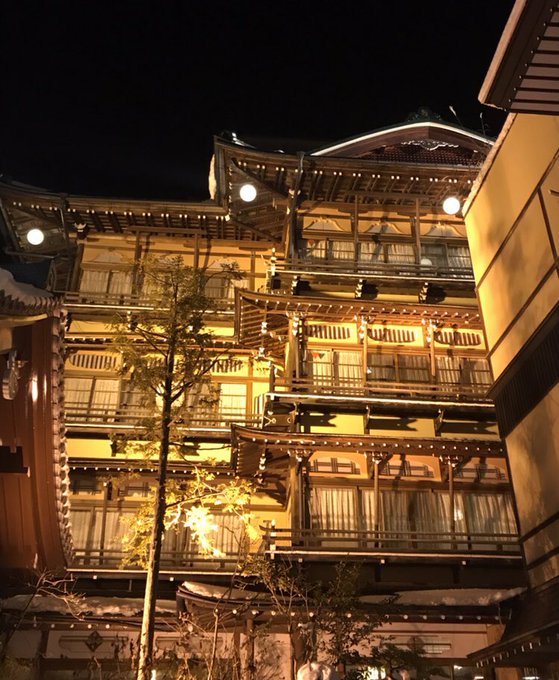 長野県山ノ内町にある渋温泉行ってきました。渋温泉の千と千尋の神隠しの千が働いていた温泉宿モデル?金具屋前でパチリ。あらし 長野県山ノ内町にある渋温泉行ってきました。渋温泉の千と千尋の神隠しの千が働いていた温泉宿モデル?金具屋前でパチリ。あらし