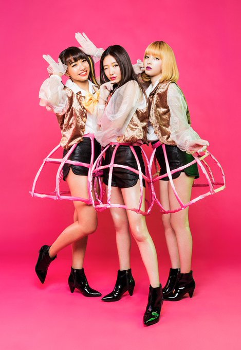 ゴクドルズ、清竜人提供曲MVで“札束風呂”に浸かる(コメントあり / 動画あり) ゴクドルズ、清竜人提供曲MVで“札束風呂”に浸かる(コメントあり / 動画あり)