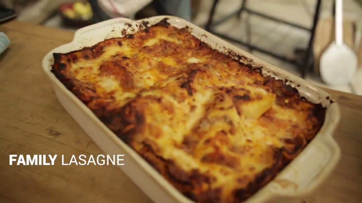 What's the birthday boy @gennarocontaldo cooking sooooo good? 
LASAGNE! Oh yes!

#HappyBirthdayGennaro https://t.co/KGFHcdC2da