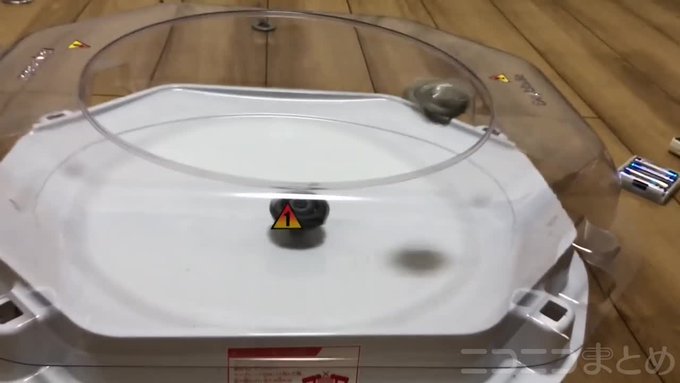軸にバネを仕込んだベイブレードのジャンプ力がヤバイ→実際に戦ってみたら「何を目指しているのか」と困惑の結果に #ベイブレ 軸にバネを仕込んだベイブレードのジャンプ力がヤバイ→実際に戦ってみたら「何を目指しているのか」と困惑の結果に #ベイブレ