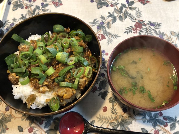 たま〜に、食べたくなるあたしンち丼?今回は贅沢にふるさと祭りで買った四国の竹輪を使用してます。 たま〜に、食べたくなるあたしンち丼?今回は贅沢にふるさと祭りで買った四国の竹輪を使用してます。