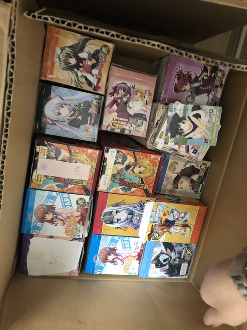 カードを譲るのはいいけど、ここからブレイクブレイドの探すのしんどくて後悔。このダンボール四箱ほぼVスパ。 カードを譲るのはいいけど、ここからブレイクブレイドの探すのしんどくて後悔。このダンボール四箱ほぼVスパ。
