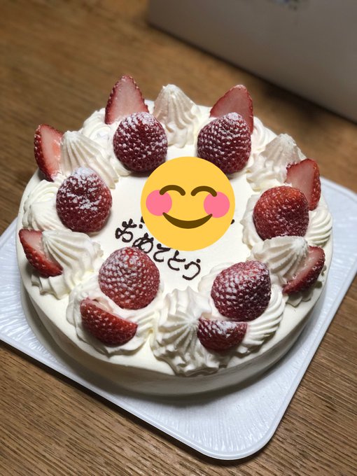 実家で晩御飯食べてたら🎂が用意されててあたしンち家族全員1月生まれだからと用意してくれてました(,,> <, 実家で晩御飯食べてたら🎂が用意されててあたしンち家族全員1月生まれだからと用意してくれてました(,,> <,