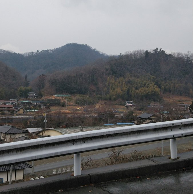 2019ゆるキャン△カレンダーの1月・2月で、しまりんが歩いてるのはこのあたりかな?背景の山の感じはなんとなく合ってるけ 2019ゆるキャン△カレンダーの1月・2月で、しまりんが歩いてるのはこのあたりかな?背景の山の感じはなんとなく合ってるけ
