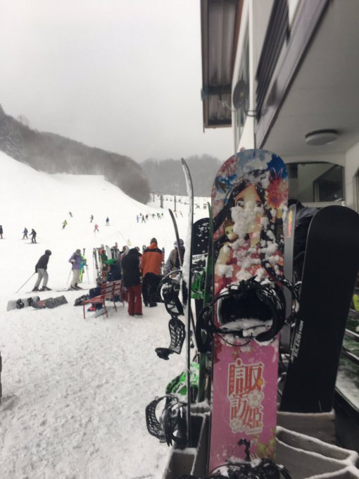 初滑り楽しかったです!僕のボードは黄色い方です。雪質良かったんですがガスって来たのとチョットウェッティになって来たので早 初滑り楽しかったです!僕のボードは黄色い方です。雪質良かったんですがガスって来たのとチョットウェッティになって来たので早