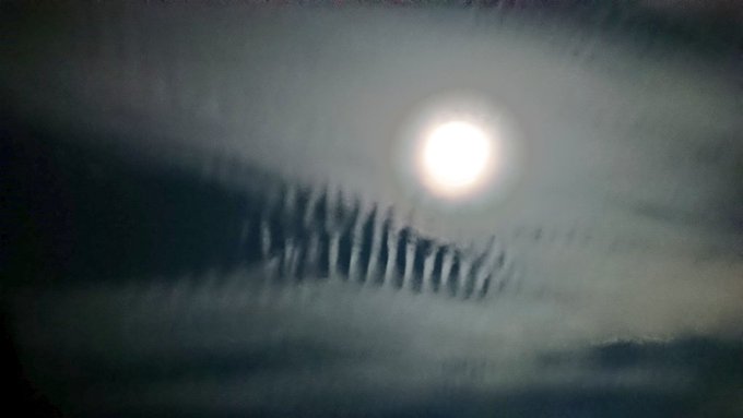 冬空の月。なんか、見たことあるフォルム、、、あれだ。獣の槍よ、こいw(゜o゜)w!皆さまおやすみ😌🌃💤#うしおととら#白 冬空の月。なんか、見たことあるフォルム、、、あれだ。獣の槍よ、こいw(゜o゜)w!皆さまおやすみ😌🌃💤#うしおととら#白