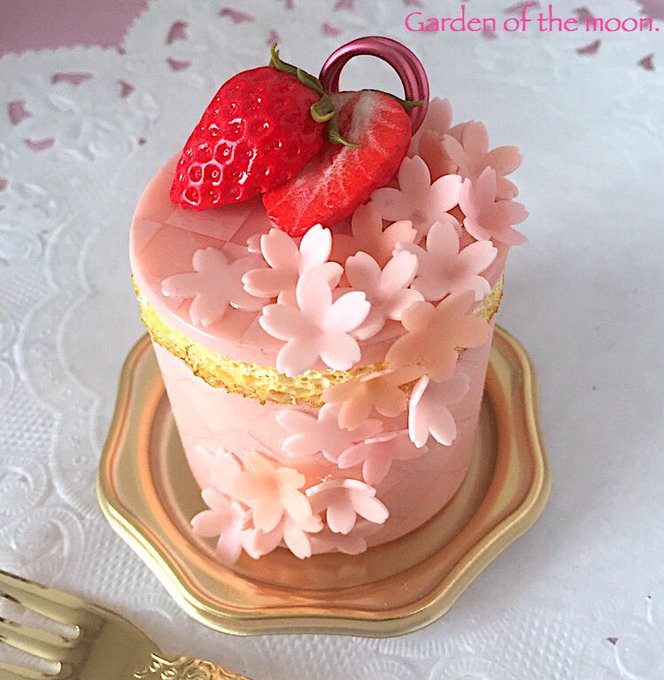 新作:桜ケーキのメモスタンドケーキ全体に市松みたいな模様が入ってます。全体に淡いピンクでとても可愛いケーキになりました。 新作:桜ケーキのメモスタンドケーキ全体に市松みたいな模様が入ってます。全体に淡いピンクでとても可愛いケーキになりました。