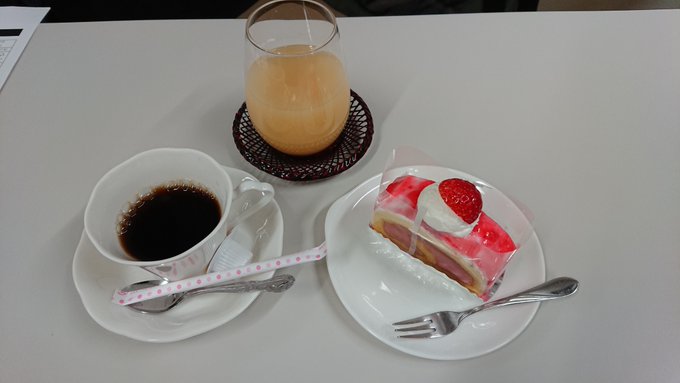 棋聖戦第2局1日目、両対局者3時のおやつ。井山棋聖:いちごのロールケーキとホットコーヒー、二十世紀梨ジュース。山下九段: 棋聖戦第2局1日目、両対局者3時のおやつ。井山棋聖:いちごのロールケーキとホットコーヒー、二十世紀梨ジュース。山下九段: