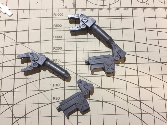 現在行っている作業はサンダーボルト版ボールの腕を可動できるように加工してます。 現在行っている作業はサンダーボルト版ボールの腕を可動できるように加工してます。
