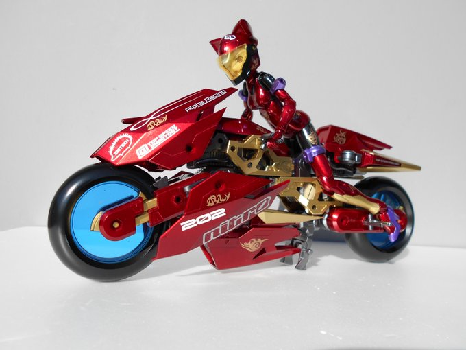 フレズヴェルク+ラピッドレイダーセットを製作しました。赤はガイアのEXシルバーの上から同じくガイアのクリアレッド、金色は フレズヴェルク+ラピッドレイダーセットを製作しました。赤はガイアのEXシルバーの上から同じくガイアのクリアレッド、金色は