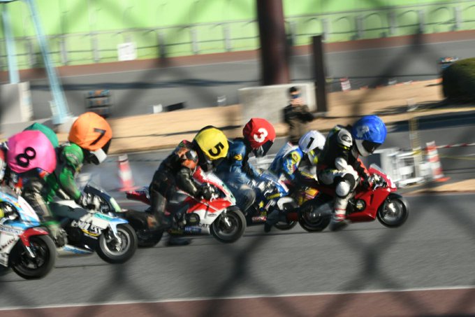 ちびっ子ライダー達のスタートの瞬間を撮るハルチカ。ハルチカは何事も楽しそうでいい。 ちびっ子ライダー達のスタートの瞬間を撮るハルチカ。ハルチカは何事も楽しそうでいい。