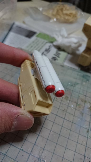 アーマード左腕に懸架する反応弾を可変バルキリー用スーパーパックに付属の反応弾に変更。パイロンと装甲にハイキューパーツの四 アーマード左腕に懸架する反応弾を可変バルキリー用スーパーパックに付属の反応弾に変更。パイロンと装甲にハイキューパーツの四