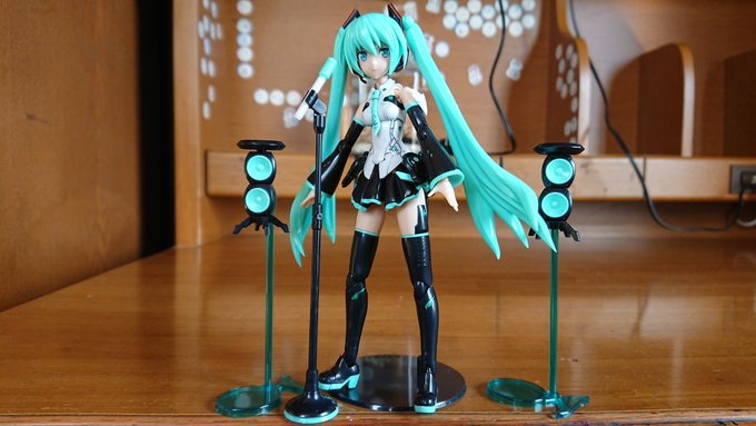 #FAガール #初音ミクやっとのこさ部分塗装でミクプラが完成‼️一部のパーツがポロポロ落ちるけどそこは気にしないで何枚か #FAガール #初音ミクやっとのこさ部分塗装でミクプラが完成‼️一部のパーツがポロポロ落ちるけどそこは気にしないで何枚か