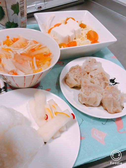 ニャル子は昨日の夜食べ損ね今まで食べずでめちゃくちゃ腹ぺこちゃん豆腐サラダと野菜たっぷりのコンソメスープ柚子風味の焼売お ニャル子は昨日の夜食べ損ね今まで食べずでめちゃくちゃ腹ぺこちゃん豆腐サラダと野菜たっぷりのコンソメスープ柚子風味の焼売お